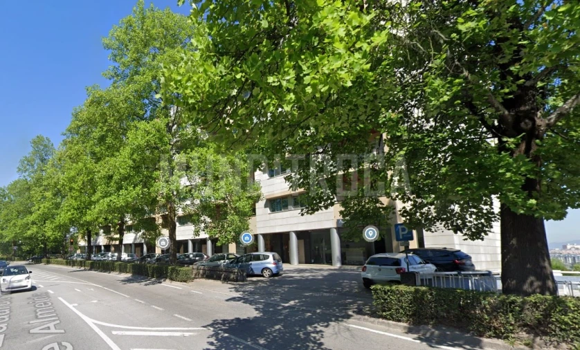 Loja para Venda em Creixomil Foto 2