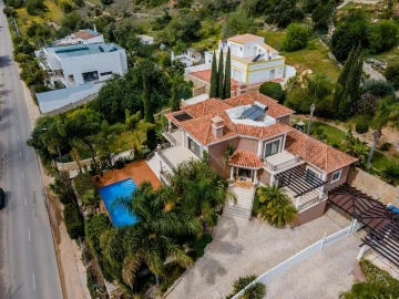 Moradia T4 para Venda em Santa Barbara de Nexe
