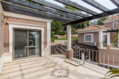 Moradia T4 para Venda em Santa Barbara de Nexe