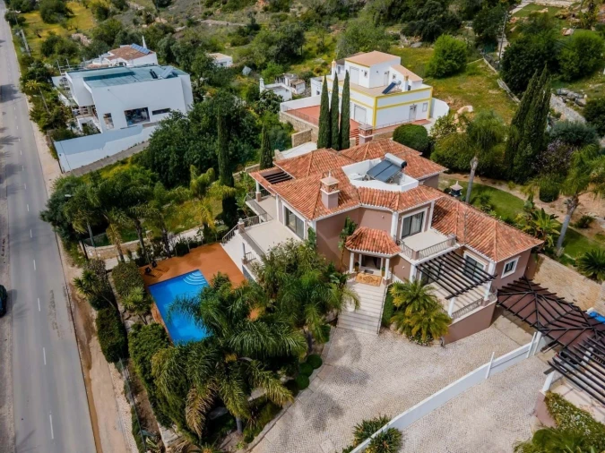 Moradia T4 para Venda em Santa Barbara de Nexe