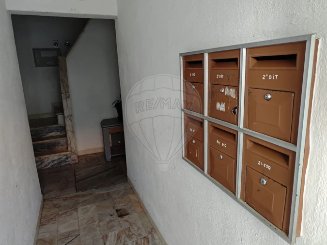 Prédio para Venda em Pontinha e Famões Foto 8