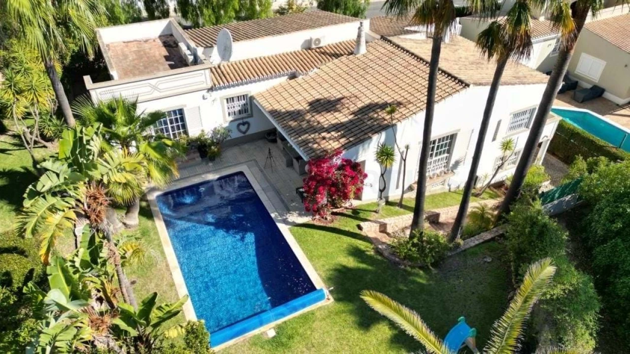 Moradia T4 para Venda em Guia Foto 32