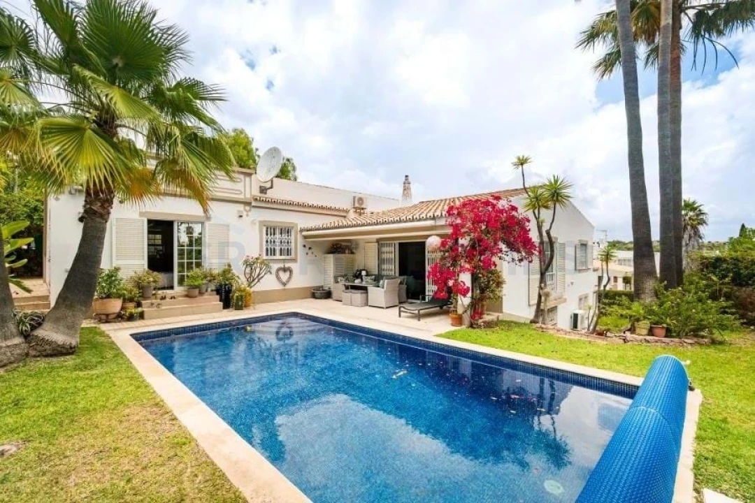 Moradia T4 para Venda em Guia Foto 1