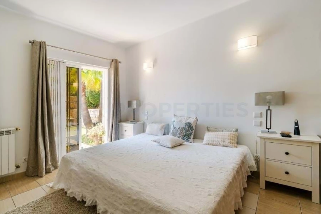 Moradia T4 para Venda em Guia Foto 16