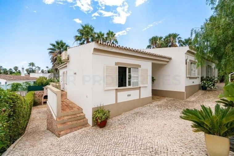 Moradia T4 para Venda em Guia Foto 6