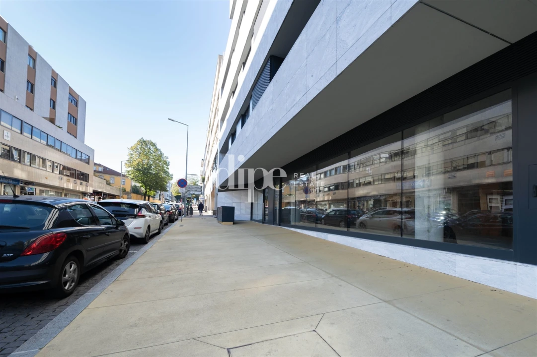 Loja para Arrendamento em Oliveira, São Paio e São Sebastião Foto 1