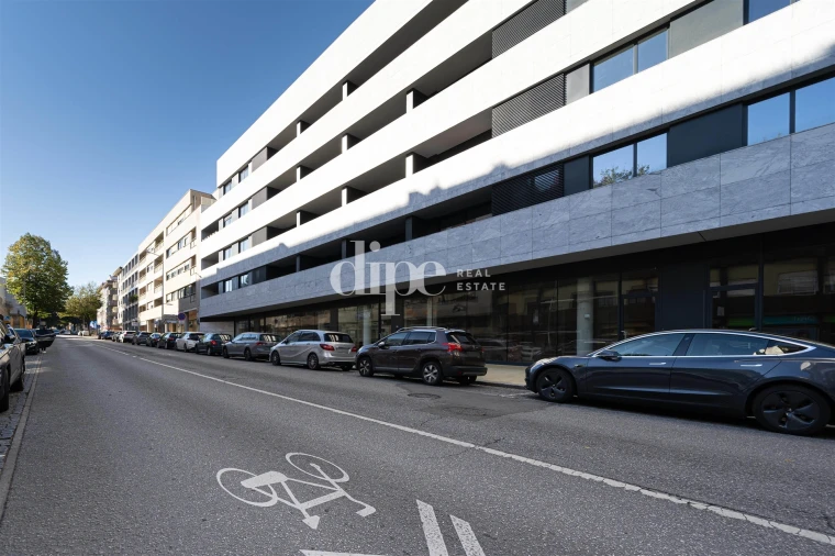 Loja para Arrendamento em Oliveira, São Paio e São Sebastião Foto 2