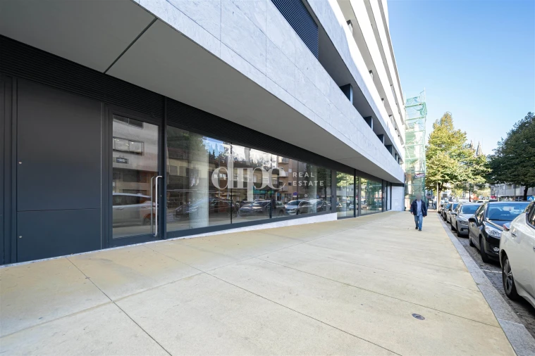 Loja para Arrendamento em Oliveira, São Paio e São Sebastião Foto 3