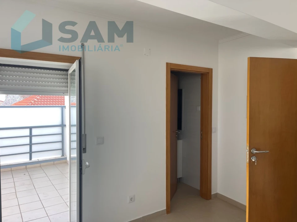 Loja para Arrendamento em São Pedro da Cadeira Foto 1