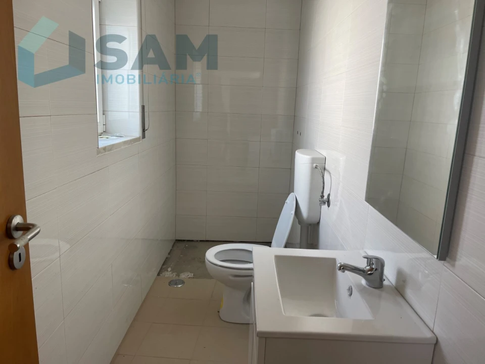 Loja para Arrendamento em São Pedro da Cadeira Foto 8