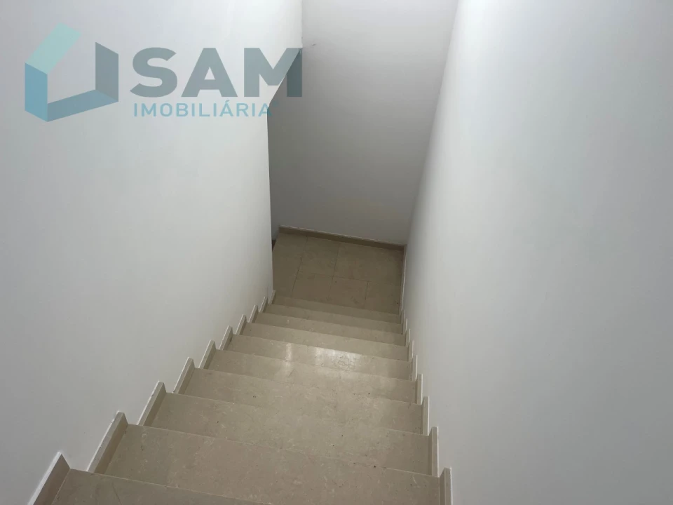 Loja para Arrendamento em São Pedro da Cadeira Foto 12