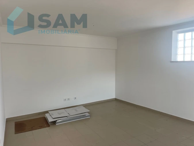 Loja para Arrendamento em São Pedro da Cadeira Foto 2