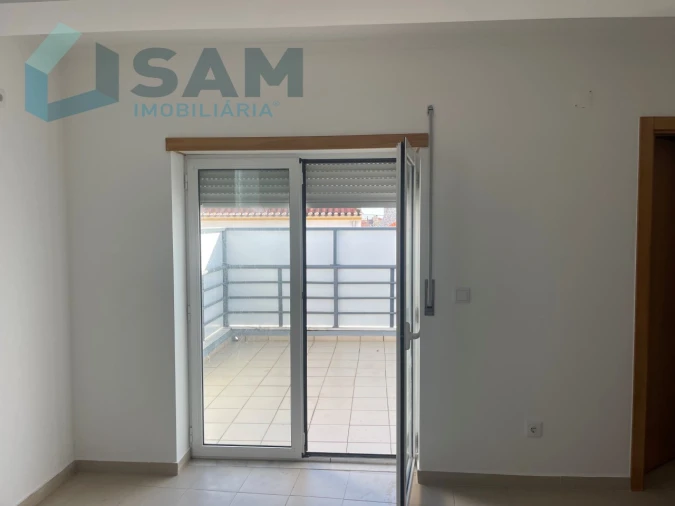 Loja para Arrendamento em São Pedro da Cadeira Foto 3