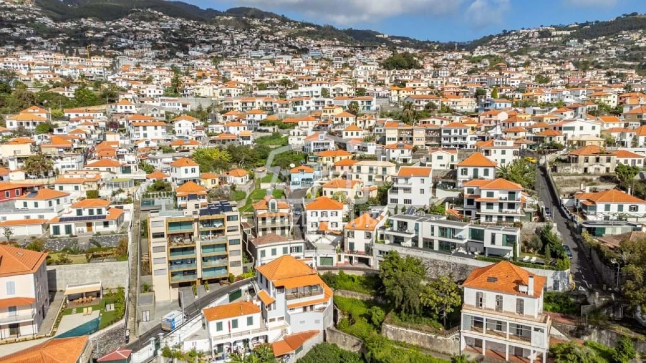 Moradia T5 para Venda em Funchal (Santa Maria Maior) Foto 8
