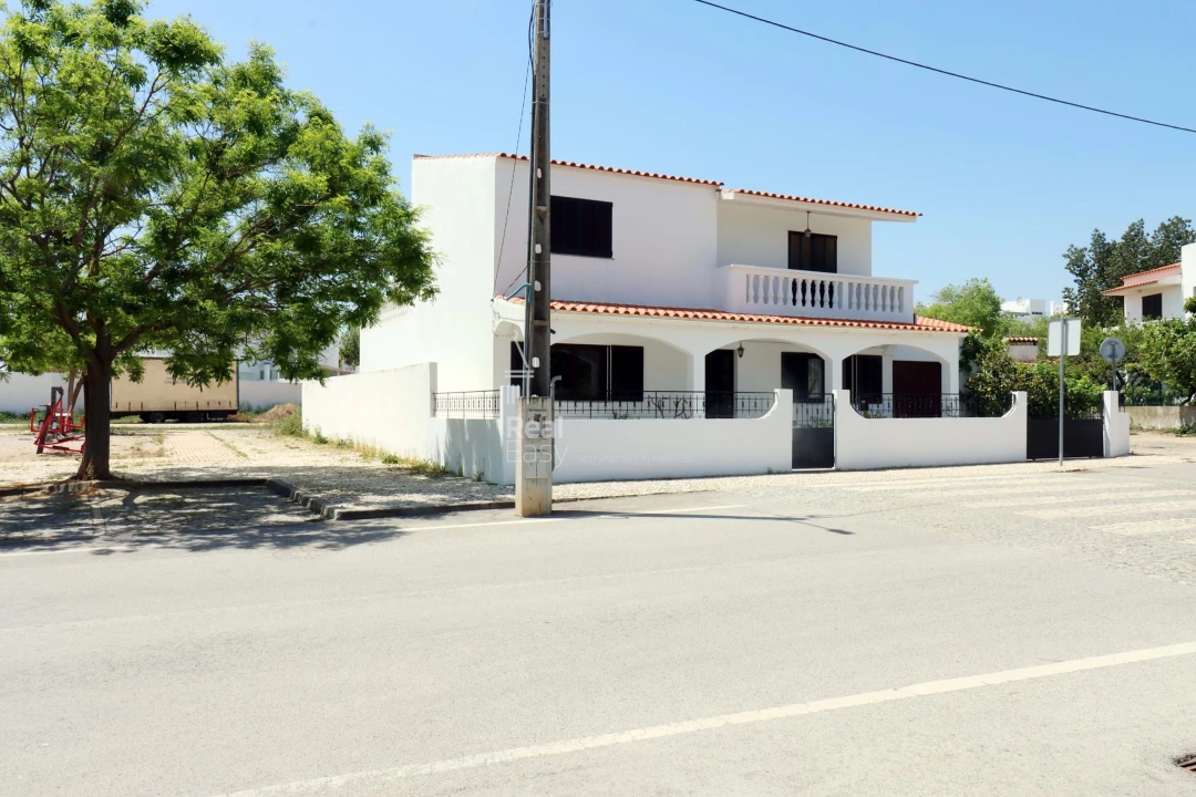 Moradia T4 para Venda em Olhão Foto 1