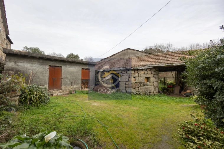 Moradia T4 para Venda em Fonte Arcada Foto 8