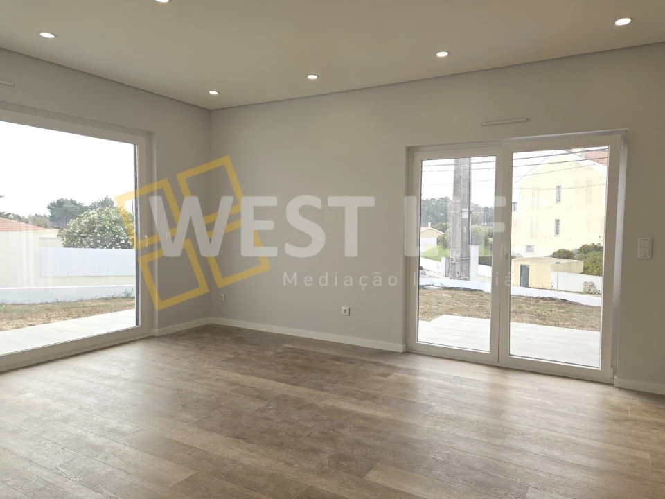 Moradia T4 para Venda em Santo Isidoro Foto 4