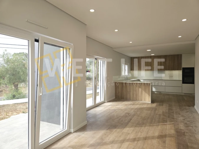 Moradia T4 para Venda em Santo Isidoro Foto 3