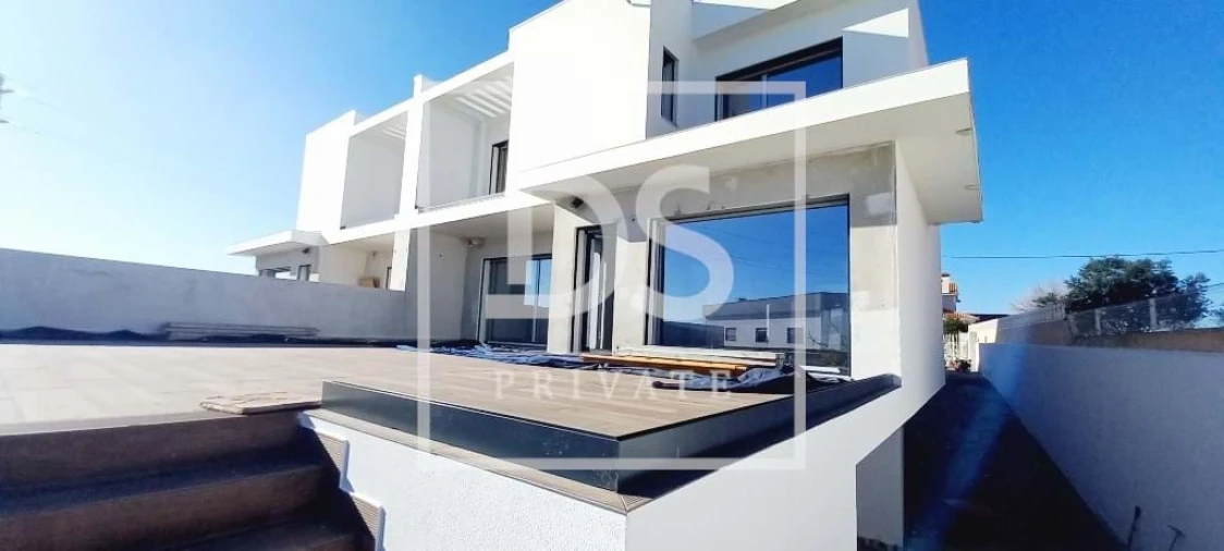 Moradia T4 para Venda em Igreja Nova e Cheleiros Foto 29