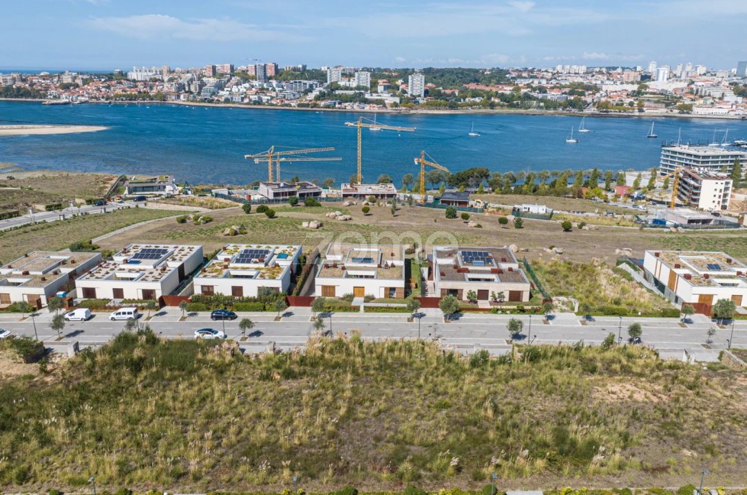 Moradia T4 para Venda em Santa Marinha e São Pedro da Afurada Foto 1