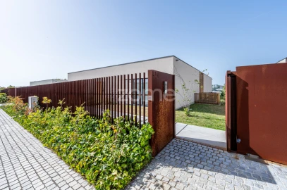 Moradia T4 para Venda em Santa Marinha e São Pedro da Afurada