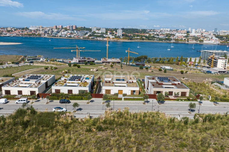 Moradia T4 para Venda em Santa Marinha e São Pedro da Afurada Foto 66