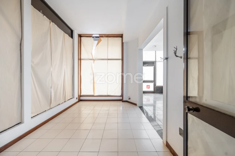 Negócio para Arrendamento em Rebordosa Foto 2