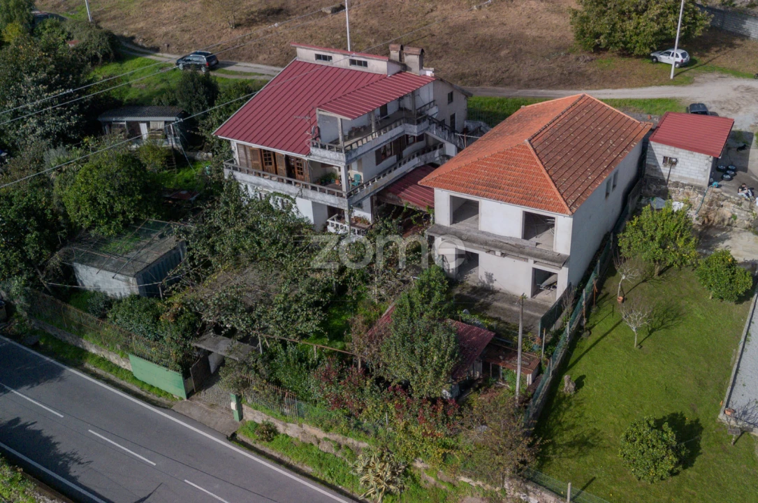 Moradia T4 para Venda em Eja Foto 1