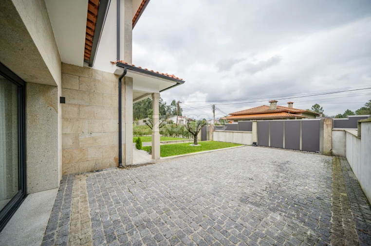 Moradia T5 para Venda em Vila Verde e Barbudo Foto 46