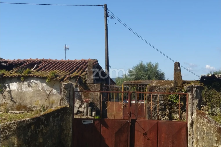 Moradia T3 para Venda em Rebordões (Santa Maria) Foto 3