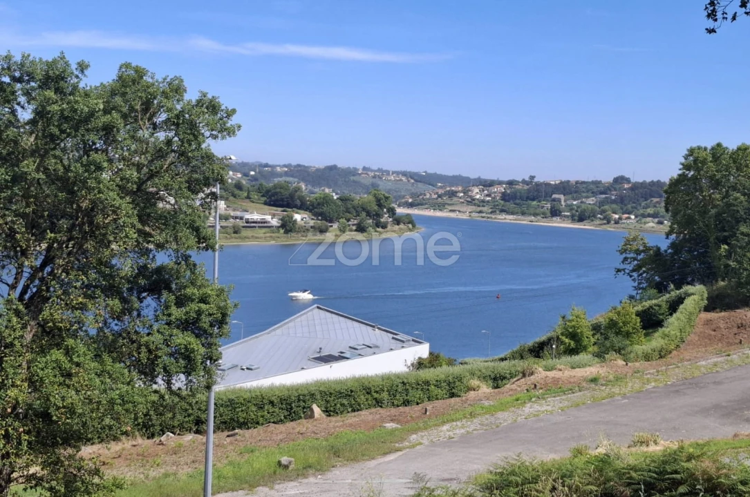 Terreno para Venda em Oliveira do Douro Foto 2
