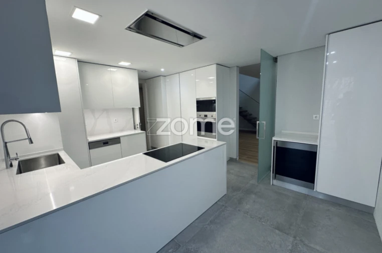 Apartamento T4 para Venda em Carcavelos e Parede Foto 3