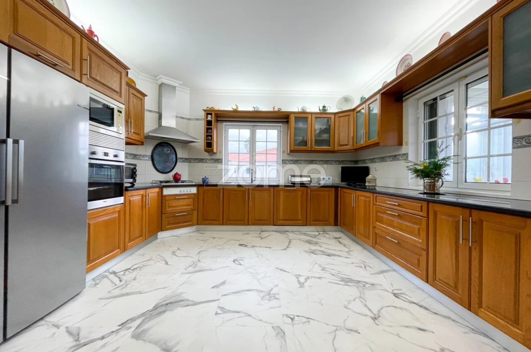 Moradia T4 para Venda em Pico da Pedra Foto 3