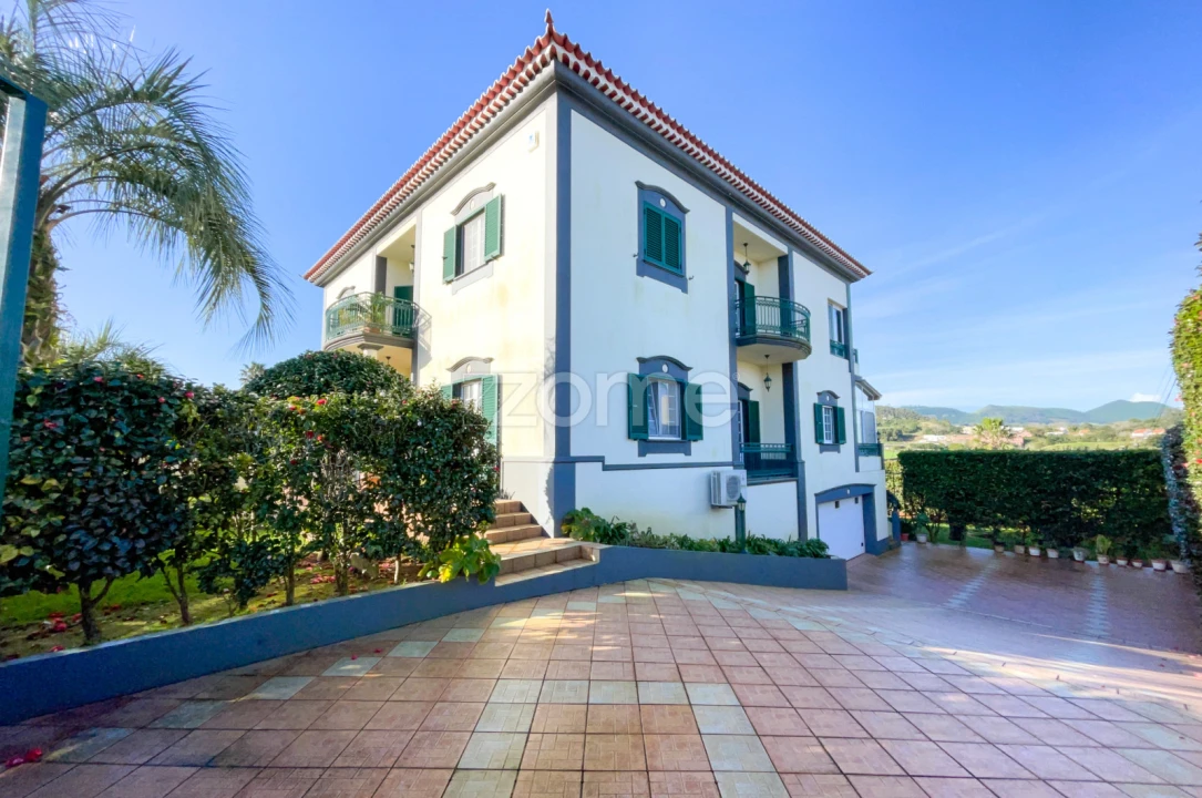 Moradia T4 para Venda em Pico da Pedra Foto 1