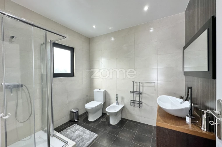 Moradia T6 para Venda em Pico da Pedra Foto 13