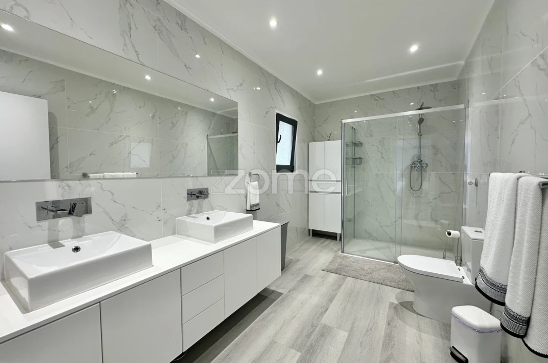 Moradia T6 para Venda em Pico da Pedra Foto 18