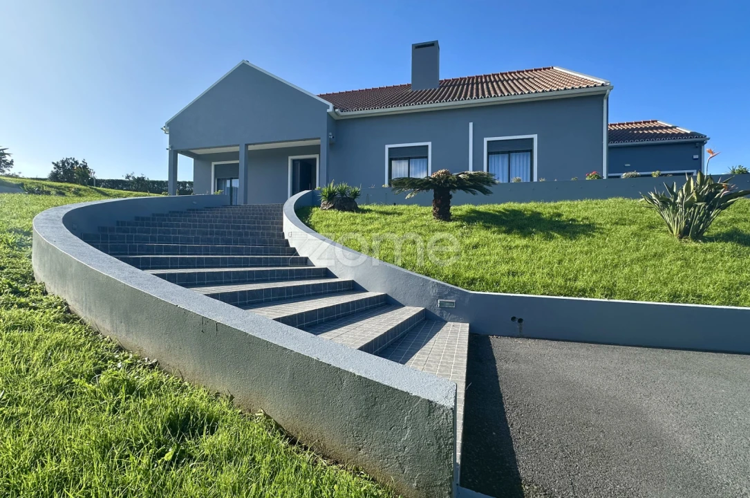 Moradia T6 para Venda em Pico da Pedra Foto 2