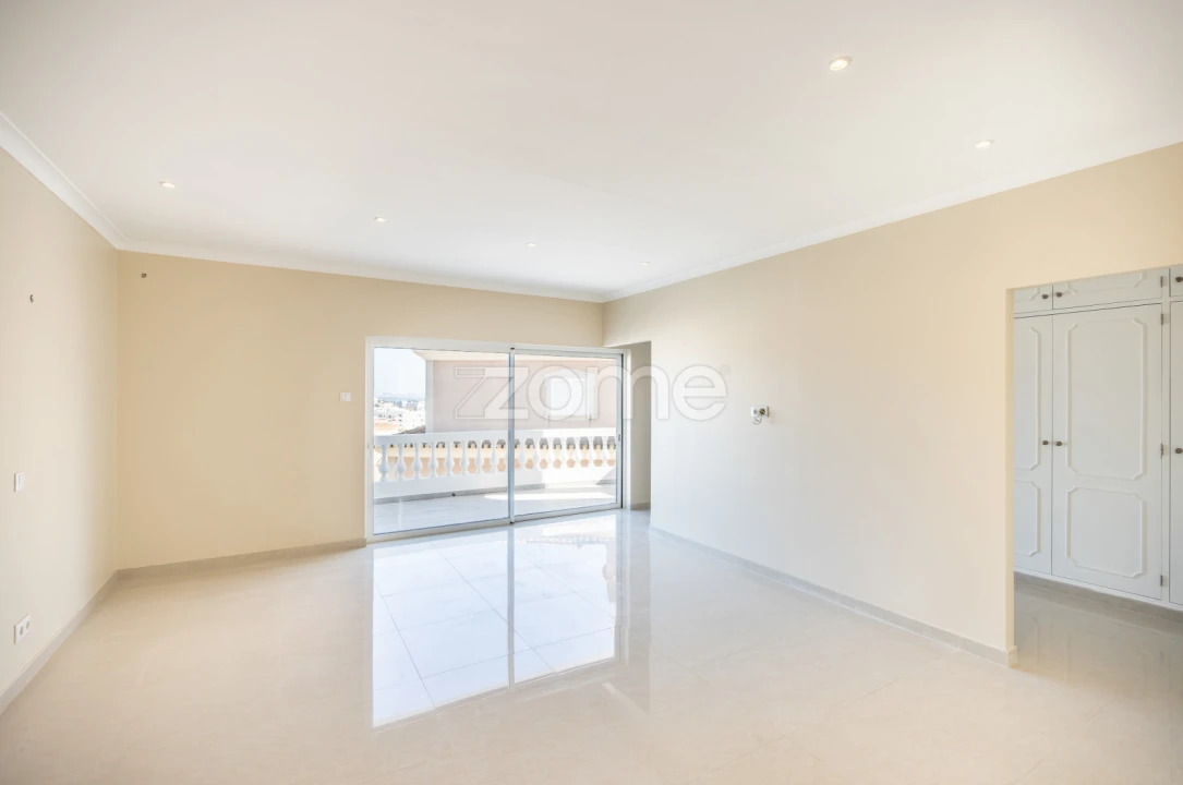 Moradia T4 para Venda em Lagos (São Sebastião e Santa Maria) Foto 1