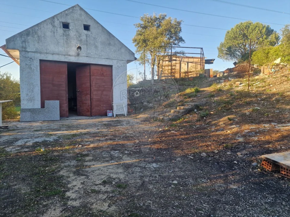 Armazém para Venda em Santiago dos Velhos Foto 1