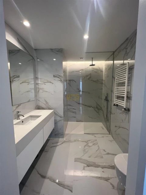 Apartamento T4 para Venda em Lordelo do Ouro e Massarelos