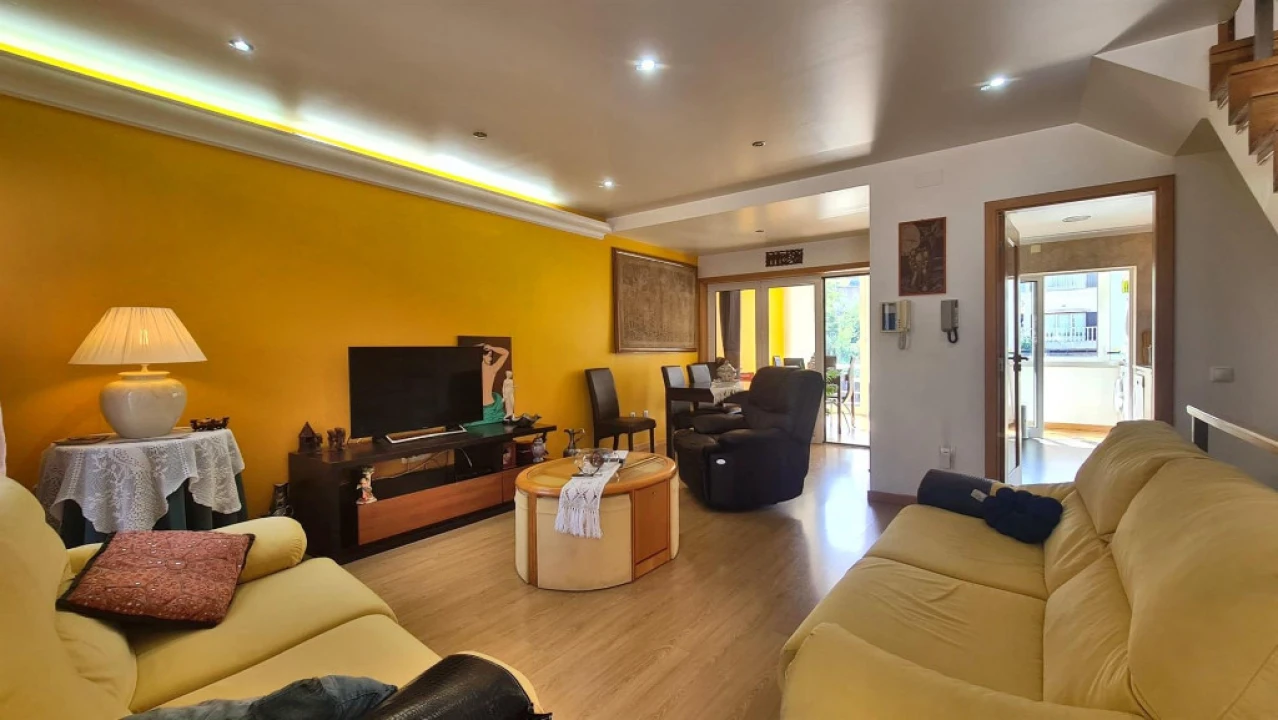 Moradia T3 para Arrendamento em Santo Antonio dos Olivais Foto 1