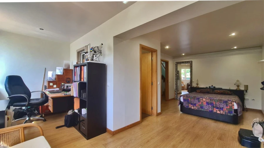 Moradia T3 para Arrendamento em Santo Antonio dos Olivais Foto 9