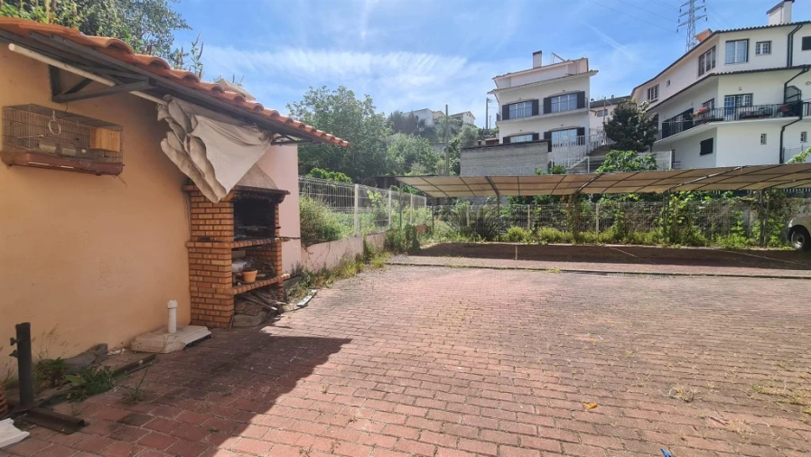 Moradia T3 para Arrendamento em Santo Antonio dos Olivais Foto 11