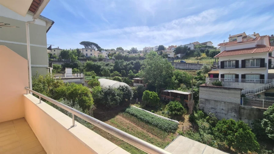 Moradia T3 para Arrendamento em Santo Antonio dos Olivais Foto 5