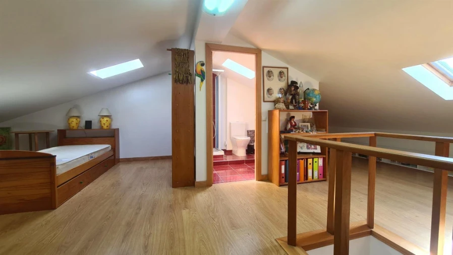 Moradia T3 para Arrendamento em Santo Antonio dos Olivais Foto 7