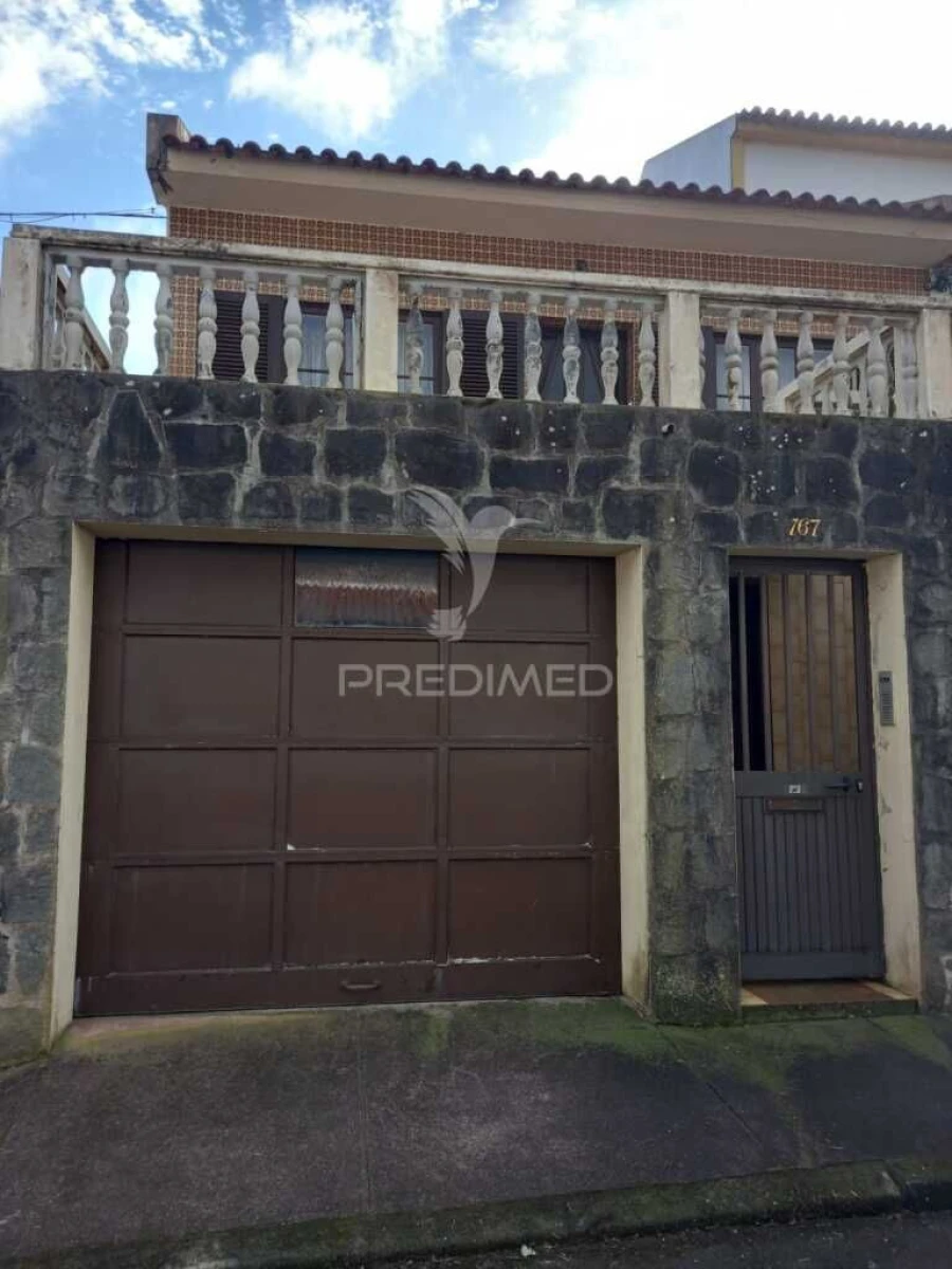 Moradia T4 para Venda em Praia da Vitoria (Santa Cruz) Foto 1