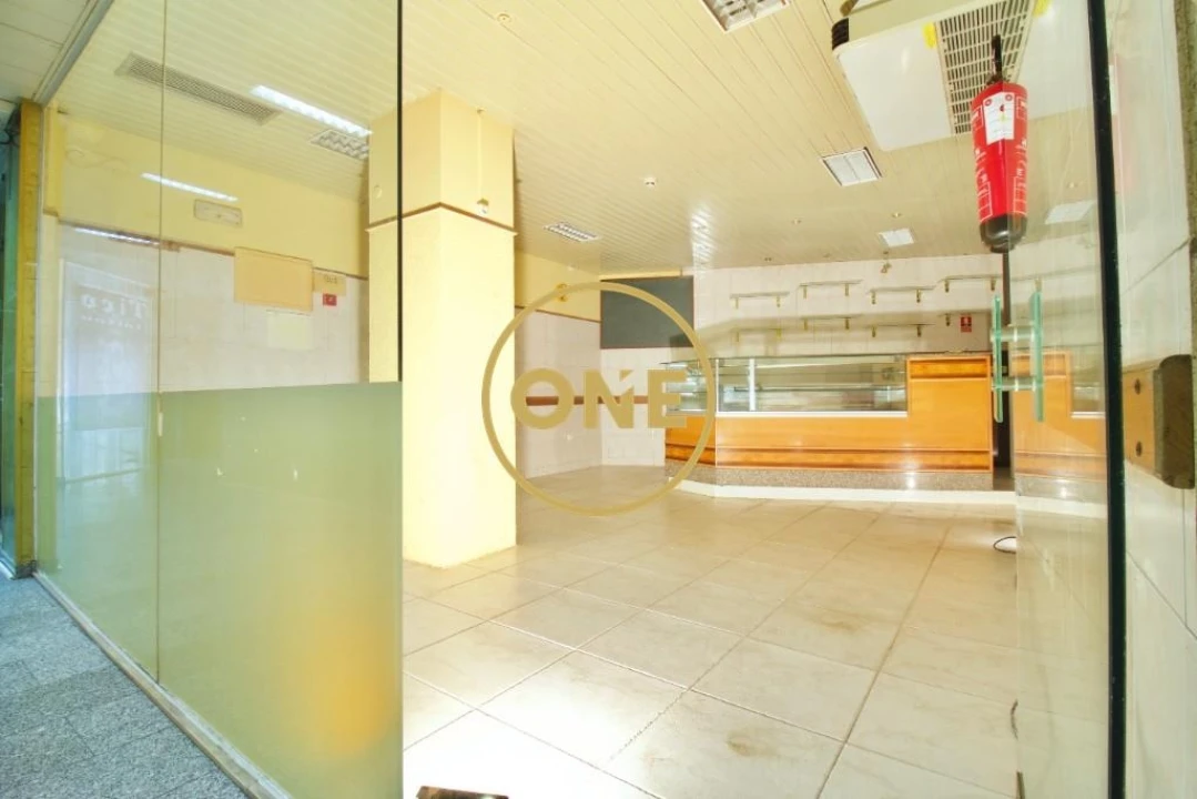 Loja para Venda em Almada, Cova da Piedade, Pragal e Cacilhas Foto 1