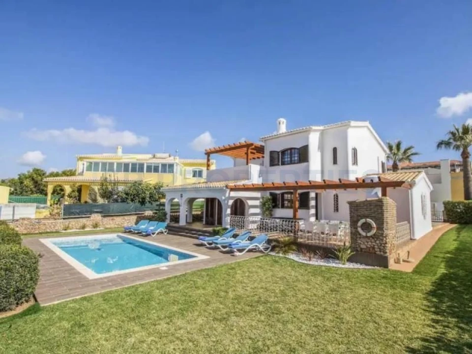 Moradia T4 para Venda em Guia Foto 1