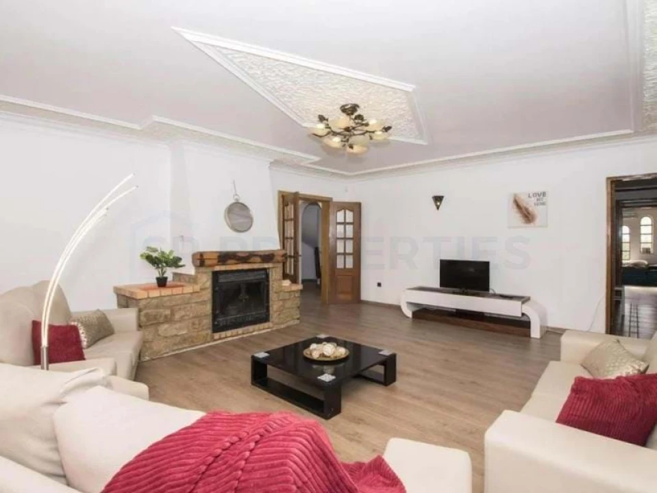 Moradia T4 para Venda em Guia Foto 8