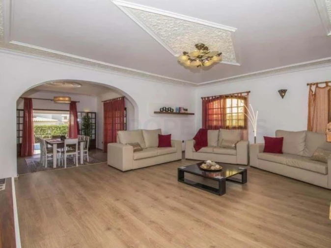 Moradia T4 para Venda em Guia Foto 10